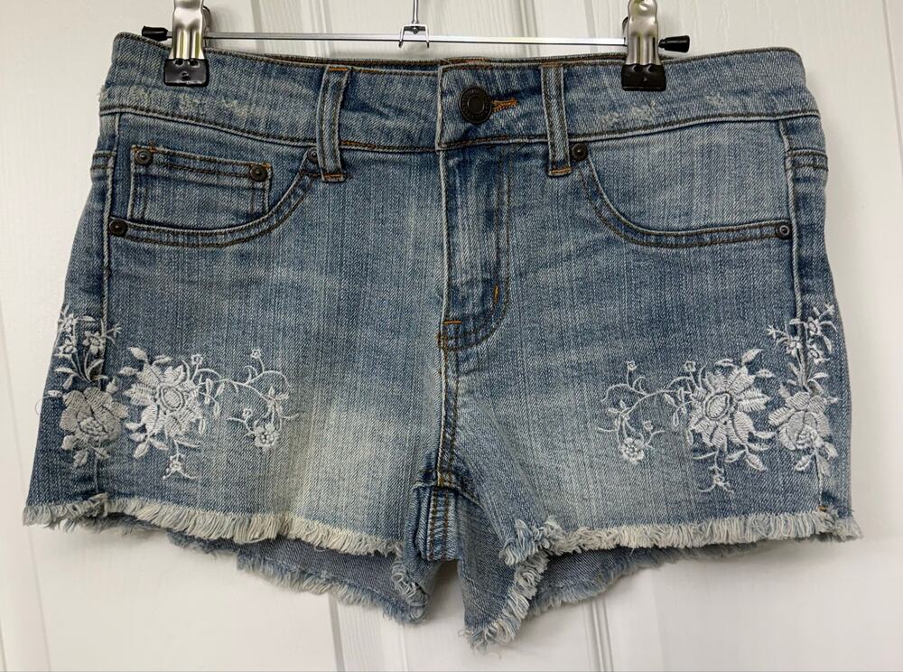 Francesca’s Eunina Mid Rise Floral Embroidered Denim Shorts Size 27 NWT